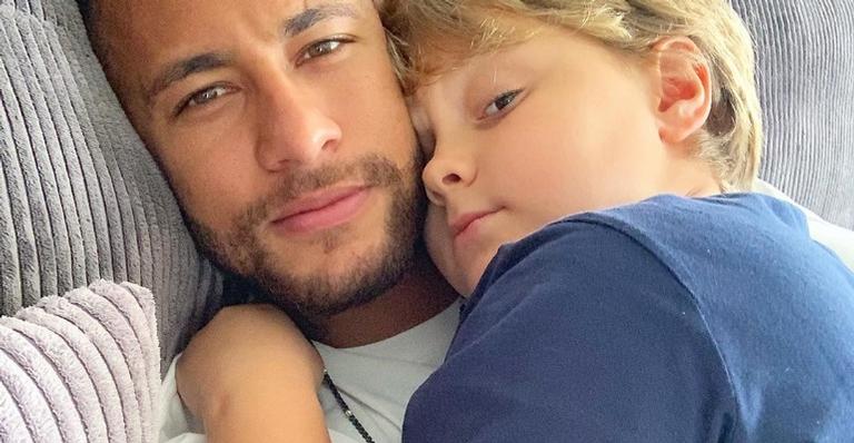 Neymar esbanja carinho pela família ao compartilhar cliques em parque de diversão