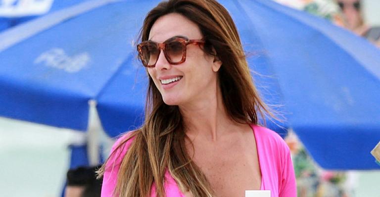Nicole Bahls ostenta taça de espumante em praia no Rio de Janeiro