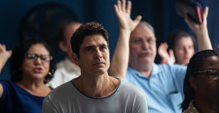 Régis chora em culto evangélico e decide se converter em ”A Dona do Pedaço”