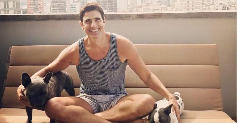 Mãe de Reynaldo Gianecchini surge em clique fofo com cachorrinha do ator