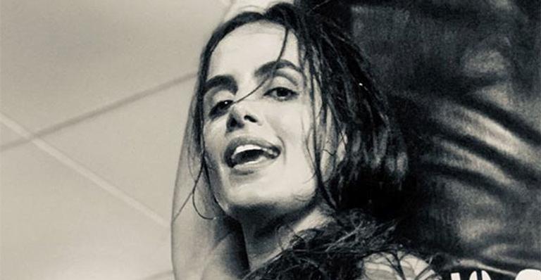 Suada, Carol Peixinho exibe barriga trincada em treino de boxe