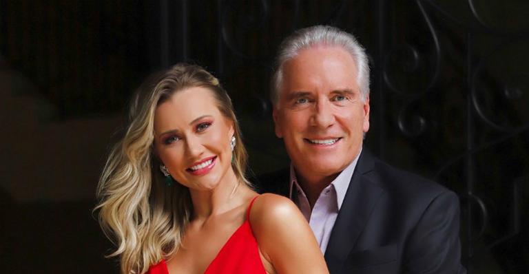 Ana Paula Siebert posa ao lado de Roberto Justus e exibe barriguinha de três meses: ”Nós”