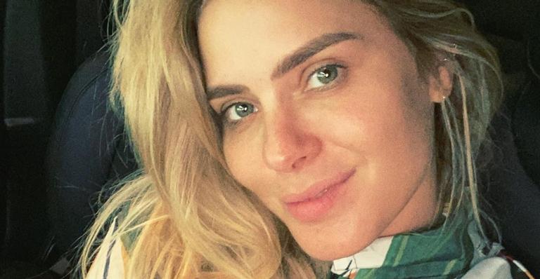 Aos 41 anos, Carolina Dieckmann surge maravilhosa e ostenta barriga chapada só de biquíni