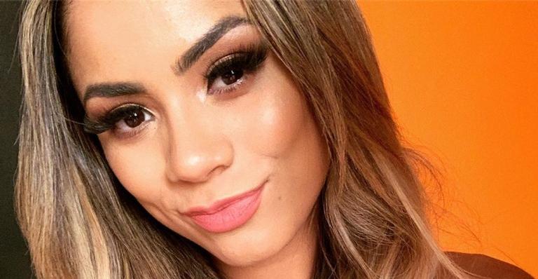 Exibindo sua boa forma, Lexa deseja bom dia para seguidores com registro no espelho