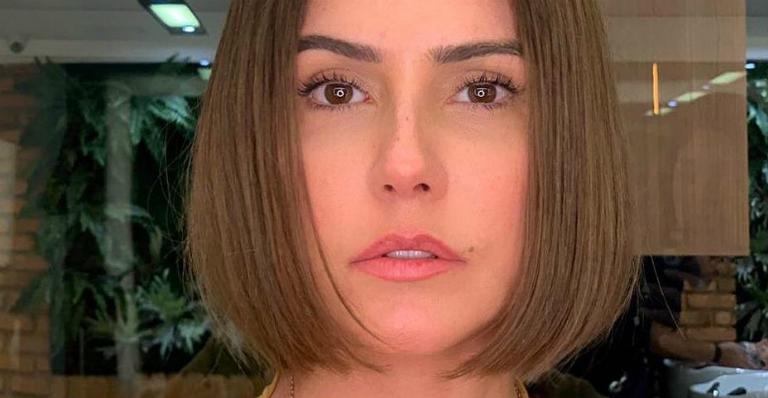 Deborah Secco posa de biquíni na praia e exibe boa forma nas redes sociais