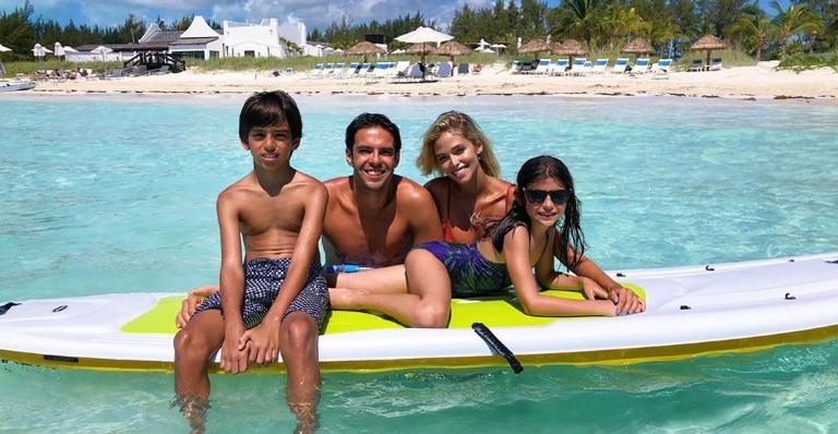 Prestes a subir ao altar, Kaká compartilha lindo clique ao lado da família