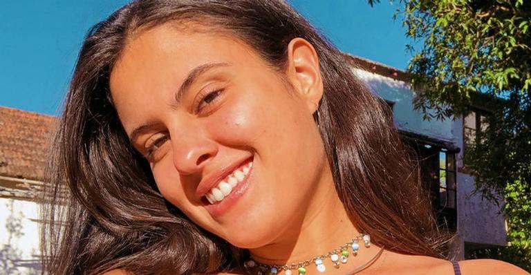 Hana Khalil eleva a temperatura ao posar de maiô branco