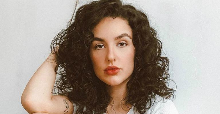 Kéfera desabafa sobre comentários à sua sobrancelha: ”Gosto dela assim”