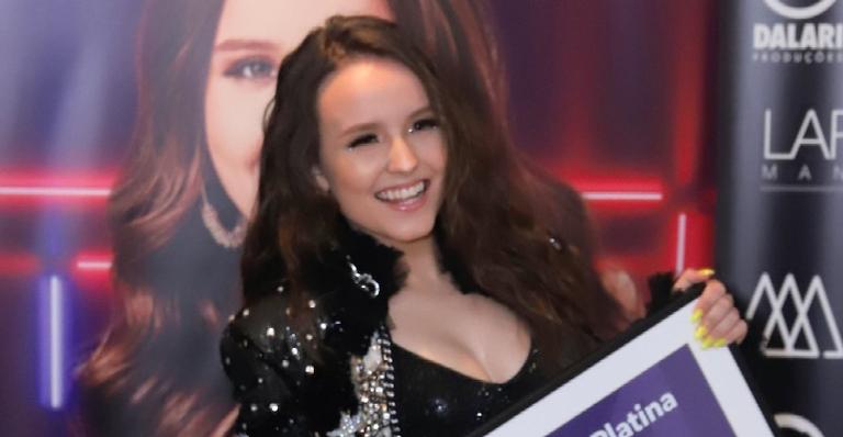Larissa Manoela comemora aniversário de seus cachorrinhos e encanta: ”Fofinhos”