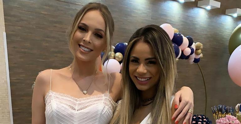 Lexa marca presença em chá revelação de Tata Estaniecki e Julio Cocielo e comemora sexo do bebê