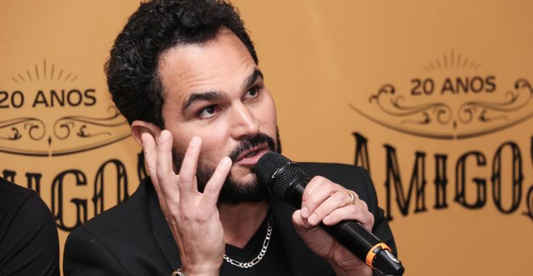 Luciano Camargo compartilha clique raro com o filho e relata saudade: ”Chorando todos os dias”