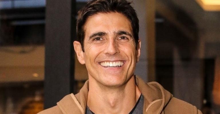 Como Régis, Reynaldo Gianecchini posa com a família de A Dona do Pedaço nos bastidores