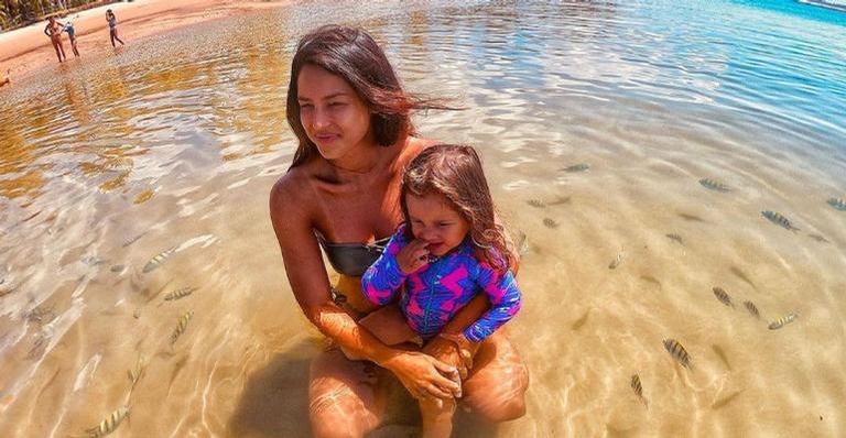 Yanna Lavigne encanta com fotos de Madalena brincando com tinta: ”Filha de peixe, peixinho é”