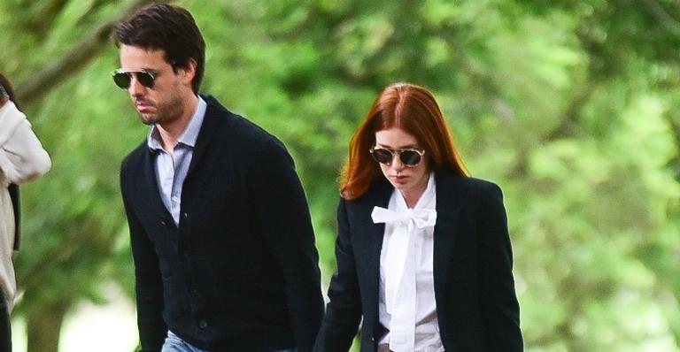 Marido de Marina Ruy Barbosa, Alexandre Negrão, carrega caixão do amigo, Tuka Rocha, em enterro