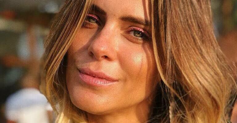 Aos 41 anos, Carolina Dieckmann surge de biquíni ostentando corpão e esquenta web