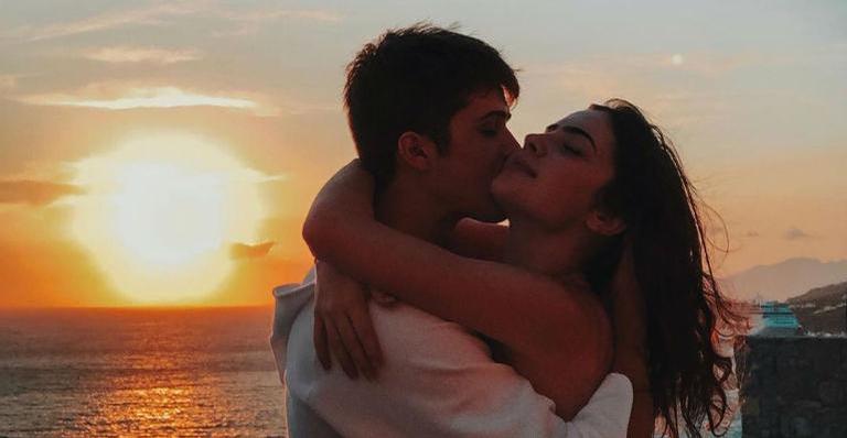 João Guilherme e Jade Picon vivem clima de romance em videoclipe na Califórnia