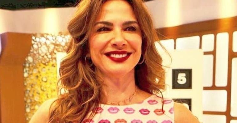 Em cenário paradisíaco, Luciana Gimenez exibe corpo escultural e barriga trincada em biquíni dourado