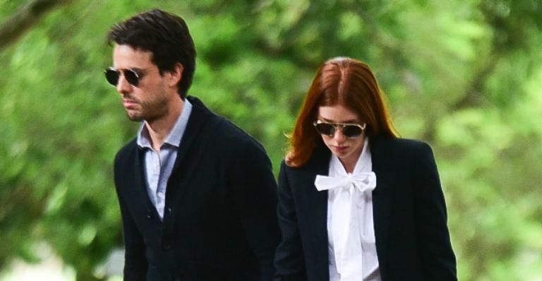 Marina Ruy Barbosa e Xandinho Negrão se emocionam no velório de Tuka Rocha
