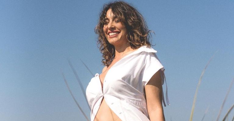 Giselle Itié exibe barrigão do sexto mês de gestação ao surgir de sutiã em frente ao espelho