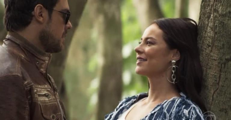 Paolla Oliveira e Sérgio Guizé são flagrados aos beijos em gravações na praia