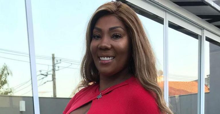 Mãe de Ludmilla faz declaração romântica para o namorado, ex-segurança da filha