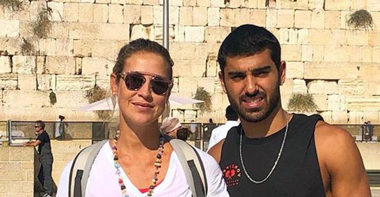 Apaixonada, Luana Piovani mostra presente que ganhou do namorado: ”Ser feliz”