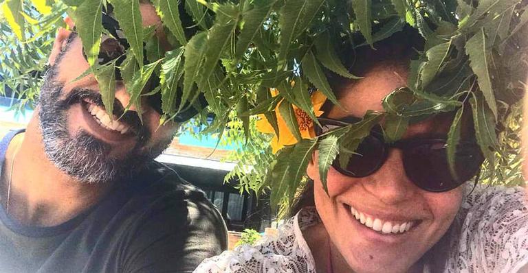 Após assumir namoro, Bruno Cabrerizo posa ao lado de Carol Castro e fãs elogiam