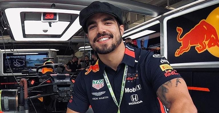 Caio Castro tira toda a barba e surge irreconhecível após cenas finais de ‘A Dona do Pedaço’