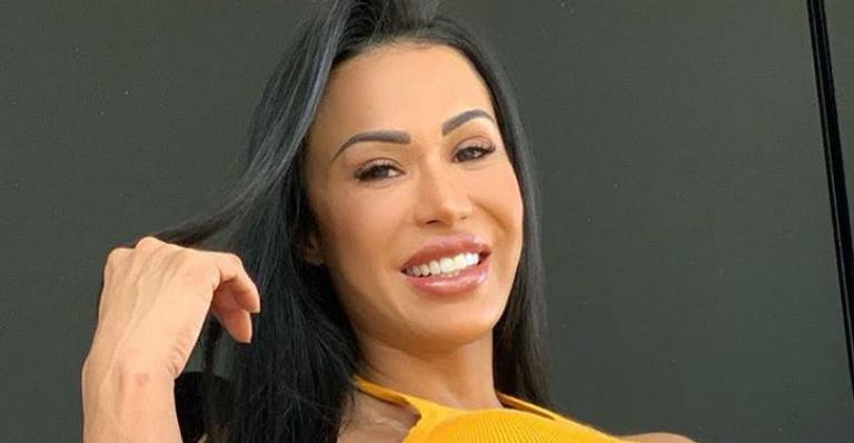Gracyanne Barbosa esbanja sensualidade em ensaio na quadra da União da Ilha