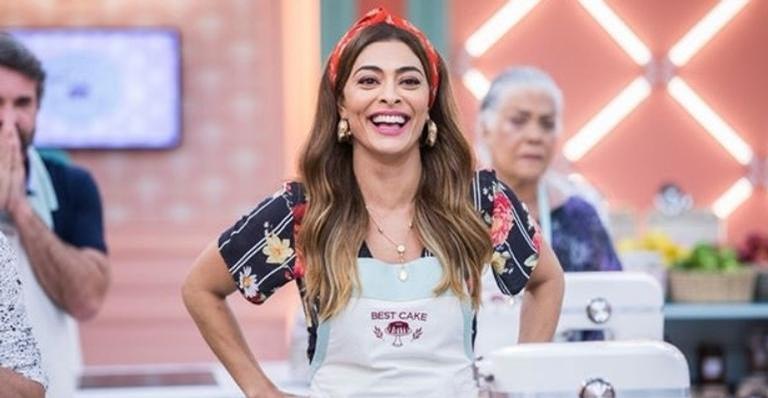 Na reta final da novela, Juliana Paes posa com todo o elenco em clima de despedida: ”Família”