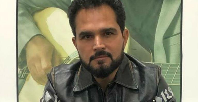 Luciano Camargo aparece na cadeira do The Voice e fãs questionam: ”Vai participar?”