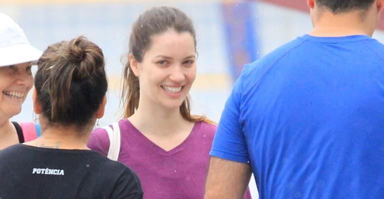 No Rio, Nathalia Dill joga vôlei na praia em dia de folga