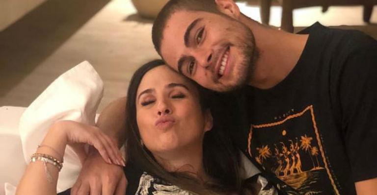 Tatá Werneck encanta web com clique de Rafa Vitti dormindo