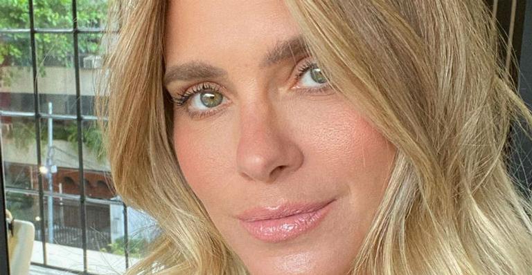 Carolina Dieckmann arranca suspiros ao posar de biquíni e asas de borboleta
