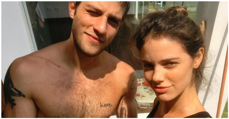 Chay Suede relembra viagem para Fernando de Noronha com Laura Neiva