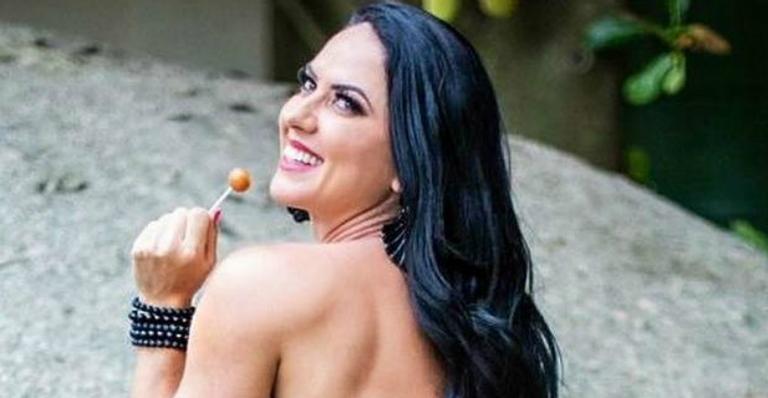 Com biquíni fininho, Graciele Lacerda empina o bumbum em clique sexy