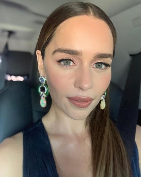 Emilia Clarke foi obrigada a gravar cenas de nudez em Game of Thrones: ”Ia chorar no banheiro”