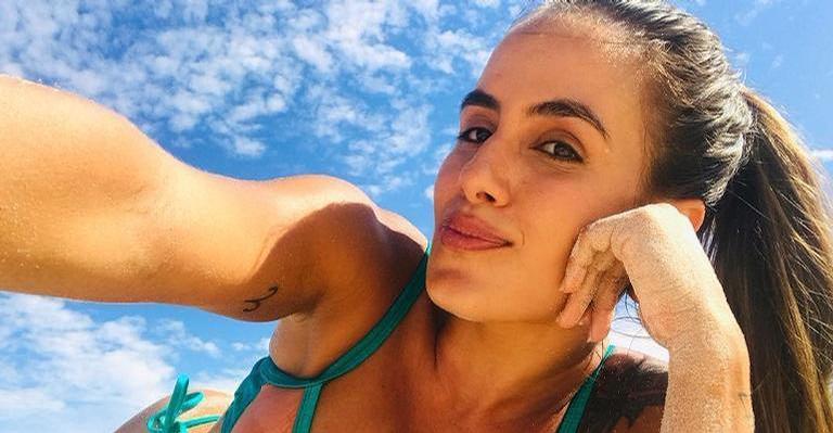 Ex-BBB Carol Peixinho ostenta corpão em foto de biquíni e arranca suspiros na web