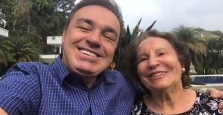 Mãe de 90 anos de Gugu Liberato embarca às pressas para os Estados Unidos após acidente do filho
