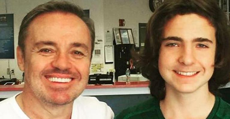 Filho de Gugu, João Augusto, chega aos prantos ao hospital, diz jornal da Band