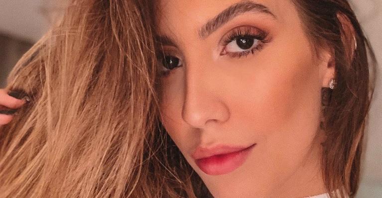 Gabi Brandt aposta em vestido grifado no valor de R$ 12 mil