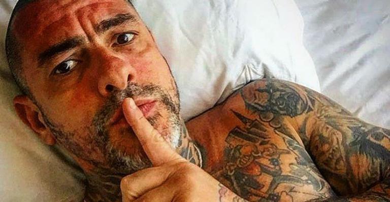 Henrique Fogaça surge irreconhecível em clique raro surfando sem camiseta: ”Chefão”