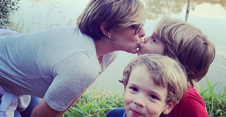 Regiane Alves monta árvore de Natal de super-heróis com os filhos