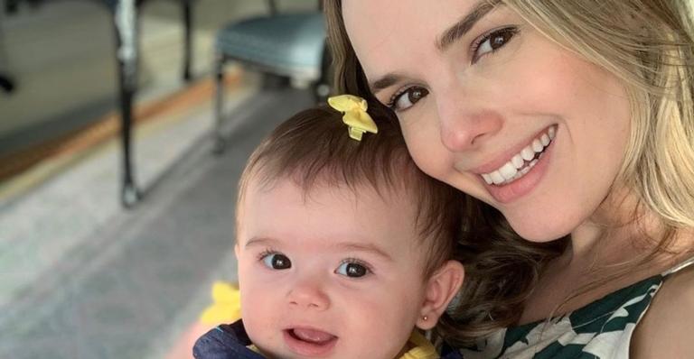 Thaeme faz festa temática para comemorar os 7 meses de Liz e look de batata frita rouba a cena