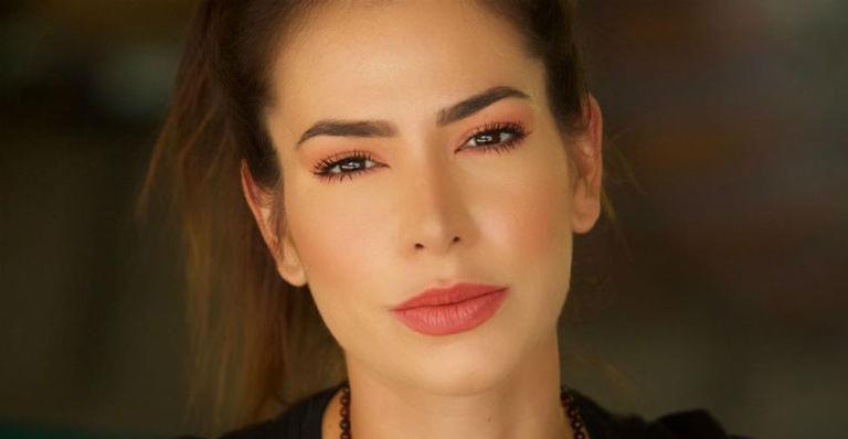 Só de biquíni, ex-BBB Adriana Sant’Anna faz a temperatura subir com clique ousado