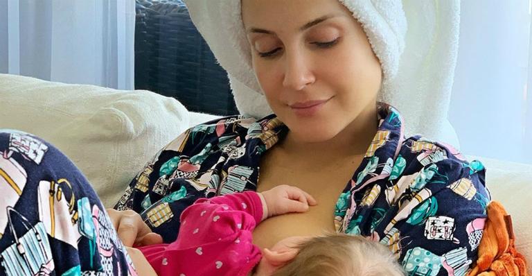 Claudia Leitte canta para filha Bella durante pôr de sol e encanta web: ”Que amor”