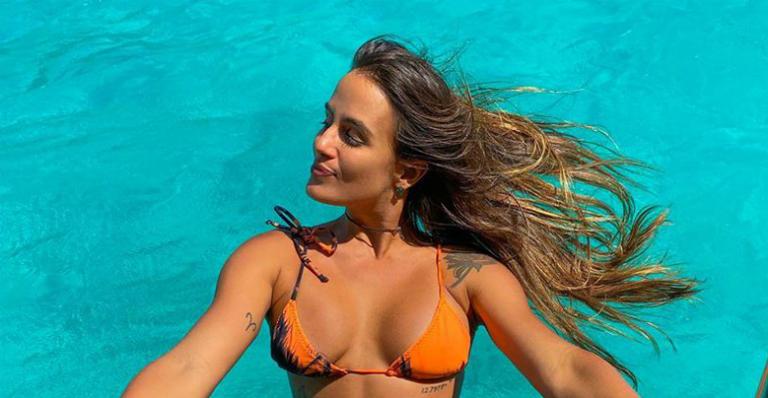 Ex-BBB Carol Peixinho curte praia e exibe barriga negativa de academia
