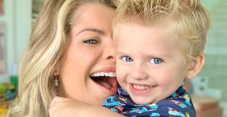 Filho de Karina Bacchi posa para câmera em pose de oração e encanta seguidores