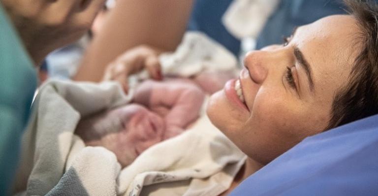 Letícia Colin registra amamentação de seu filho Uri e dá dicas para futuras mamães