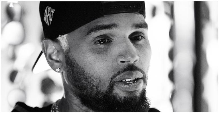 Chris Brown e Ammika Harris comemoram o nascimento do filho